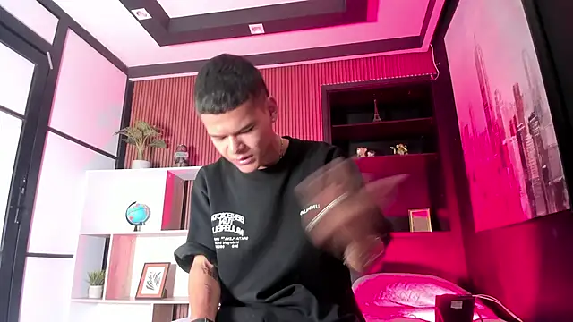 DylanRoyce  online show from April 1, 2026, 12:50 pm