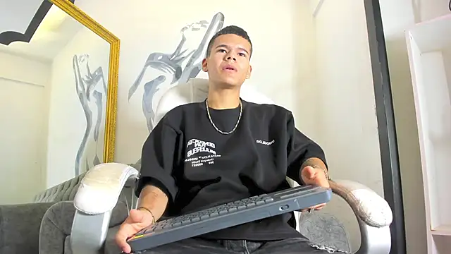 DylanRoyce  online show from April 16, 2026, 1:23 pm