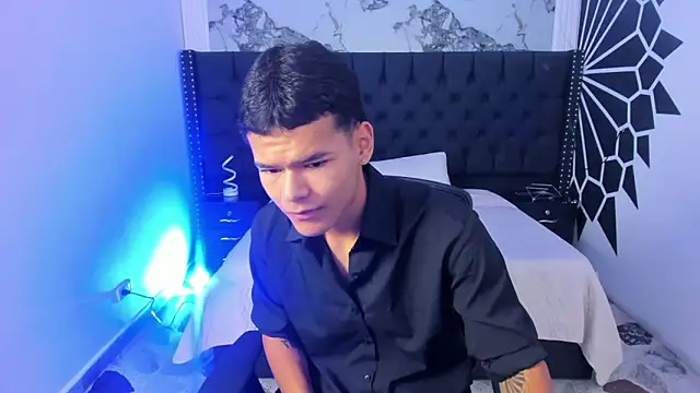 DylanRoyce  online show from March 4, 2026, 11:40 am