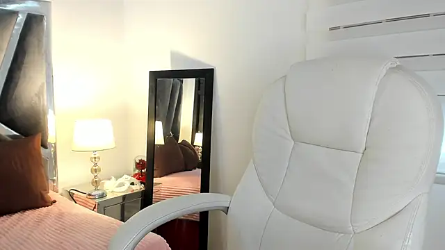 curvy samantta online show from March 3, 2026, 7:54 pm