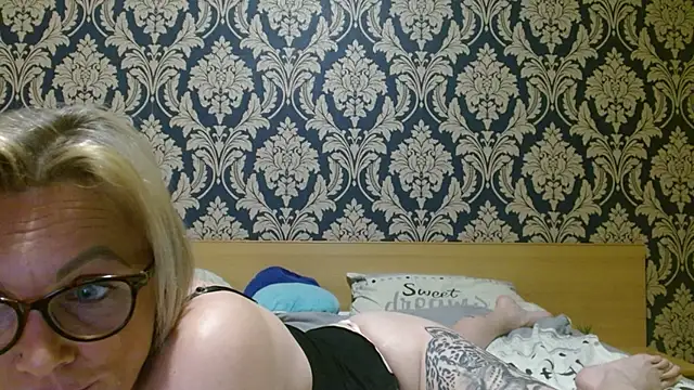 Snapshot of DixieDeluxe chatting on March 11, 2026, 9:42 pm DixieDeluxe online show from March 11, 2026, 9:42 pm