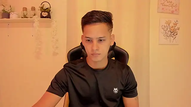 sexy andres01 online show from April 25, 2026, 2:47 pm