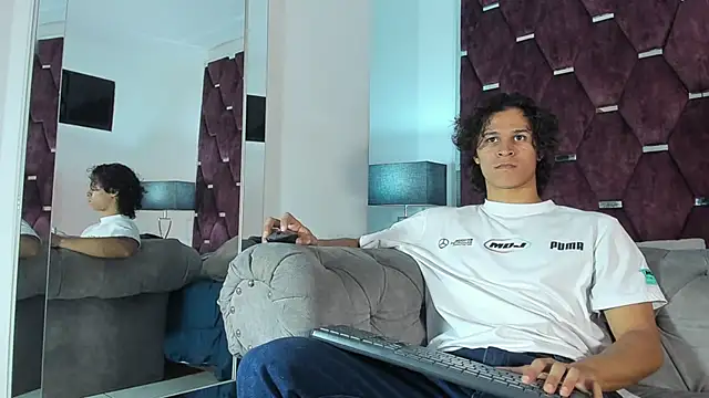 Snapshot of TonyBenedetti chatting on April 7, 2026, 8:21 pm TonyBenedetti online show from April 7, 2026, 8:21 pm