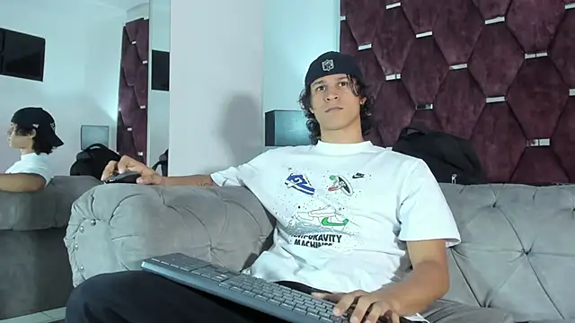 Snapshot of TonyBenedetti chatting on April 10, 2026, 10:06 pm TonyBenedetti online show from April 10, 2026, 10:06 pm