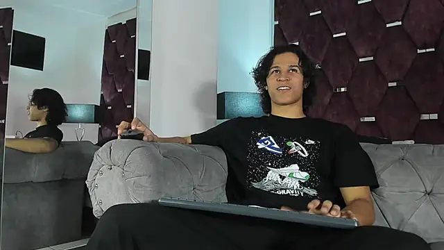 Snapshot of TonyBenedetti chatting on April 8, 2026, 7:37 pm TonyBenedetti online show from April 8, 2026, 7:37 pm