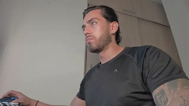 Axel  Blaze online show from April 14, 2026, 12:32 pm