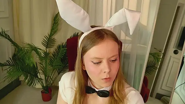 Sophie Peach  online show from April 7, 2026, 2:19 pm