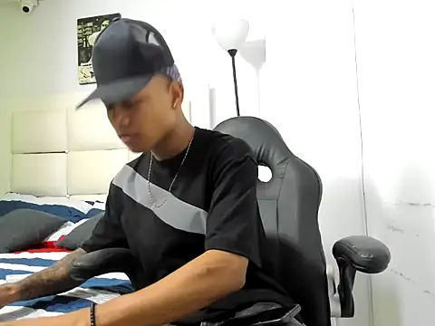 Snapshot of emanuel_23cm chatting on March 3, 2026, 2:40 am emanuel 23cm online show from March 3, 2026, 2:40 am