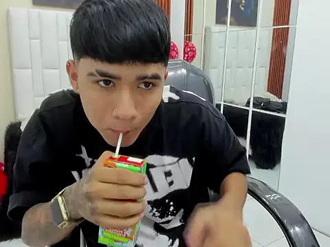 Snapshot of Thiago_collinss chatting on March 1, 2026, 10:32 pm Thiago collinss online show from March 1, 2026, 10:32 pm