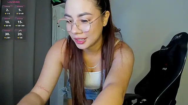 Snapshot of Lizziegrey001 chatting on March 18, 2026, 2:15 am Lizziegrey001 online show from March 18, 2026, 2:15 am