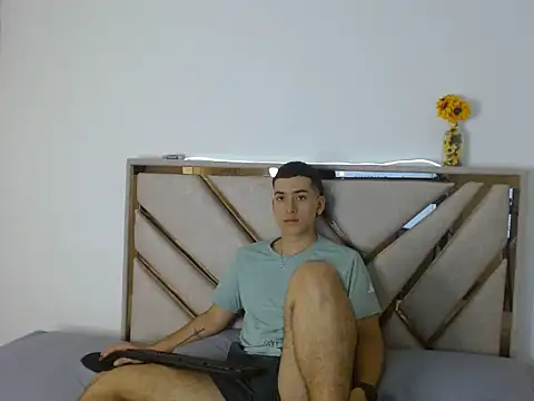 Snapshot of oliver___saint chatting on March 3, 2026, 12:39 am oliver saint online show from March 3, 2026, 12:39 am