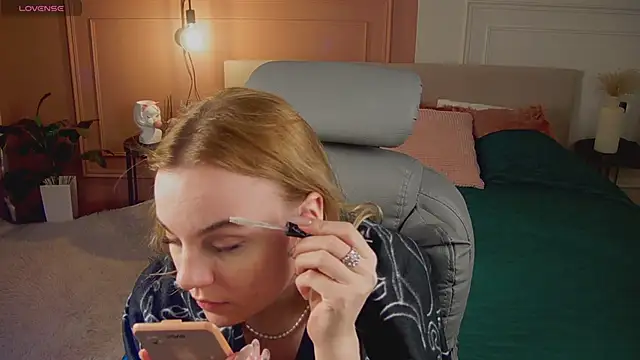 Glow Margo online show from April 12, 2026, 1:09 am