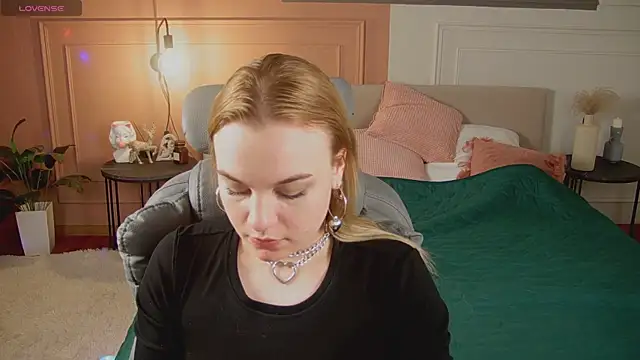 Glow Margo online show from March 25, 2026, 1:06 am