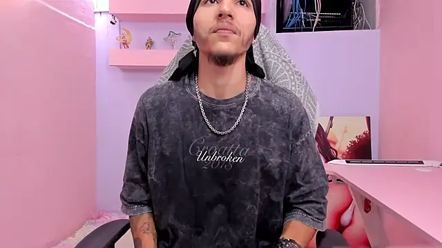 DanteLuxx online show from April 18, 2026, 4:48 am