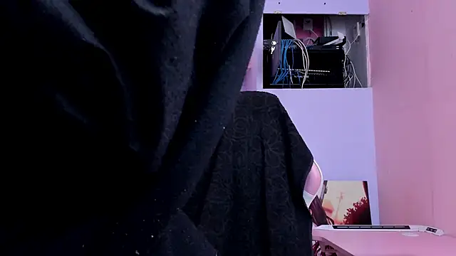 DanteLuxx online show from April 16, 2026, 3:51 am