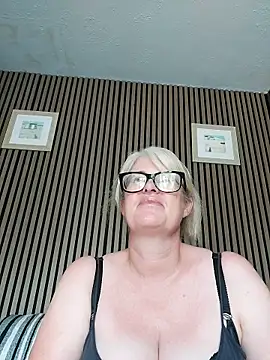 FlirtyFleur-x online show from May 30, 2026, 1:06 pm
