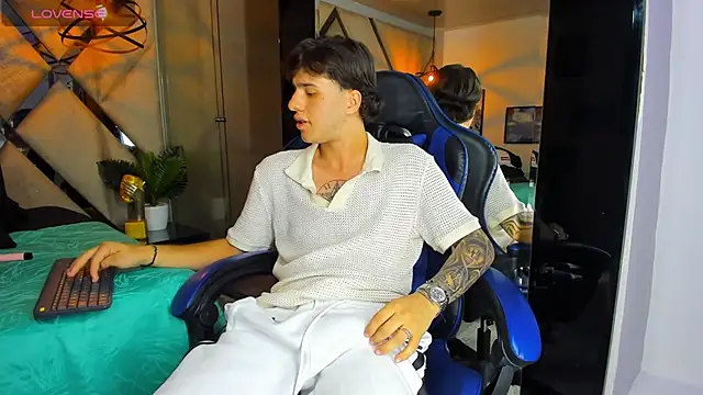 EXCLUSIVE8 online show from April 18, 2026, 4:59 am