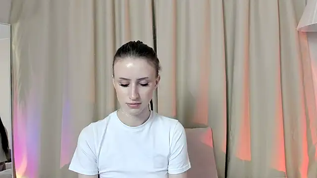 Snapshot of EllieRough chatting on April 19, 2026, 5:58 pm EllieRough online show from April 19, 2026, 5:58 pm