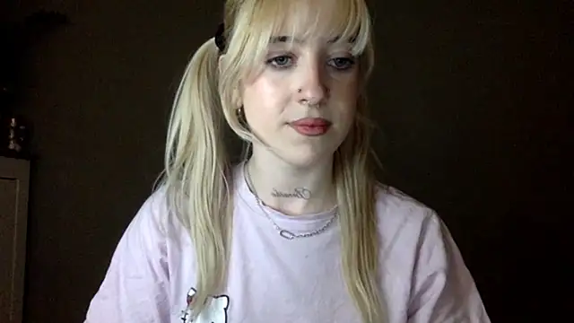 Snapshot of EmmyWet chatting on May 1, 2026, 4:45 pm EmmyWet online show from May 1, 2026, 4:45 pm