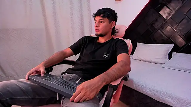 Snapshot of Dereck_G chatting on May 13, 2026, 4:52 am Dereck G online show from May 13, 2026, 4:52 am