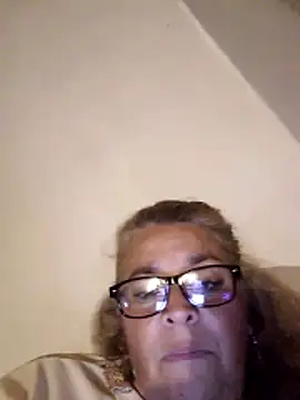 Snapshot of momismilf544 chatting on April 1, 2026, 5:31 am momismilf544 online show from April 1, 2026, 5:31 am