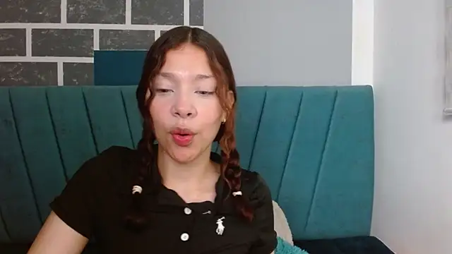 Snapshot of Sweet_kitty_05 chatting on April 23, 2026, 11:28 pm Sweet kitty 05 online show from April 23, 2026, 11:28 pm