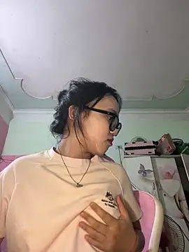 Leeeeiu online show from May 10, 2026, 3:58 pm