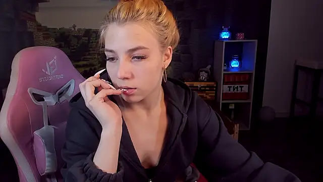 RosaFowler online show from March 28, 2026, 9:43 am