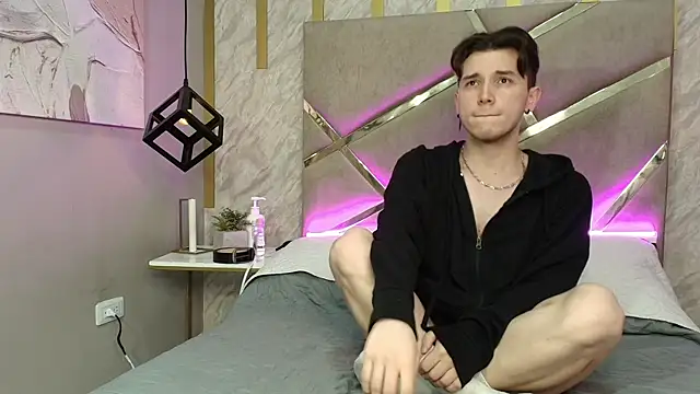 hollannd  online show from April 8, 2026, 7:37 pm