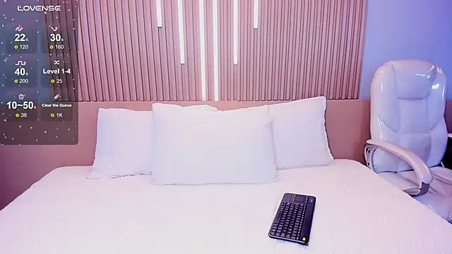 Zoee cute  online show from April 1, 2026, 1:23 pm