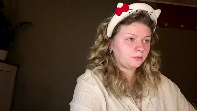 Snapshot of YoungAlina chatting on April 15, 2026, 10:32 pm YoungAlina online show from April 15, 2026, 10:32 pm