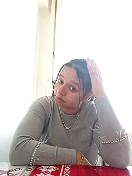 Snapshot of roxana_e43 chatting on May 6, 2026, 4:49 am roxana e43 online show from May 6, 2026, 4:49 am