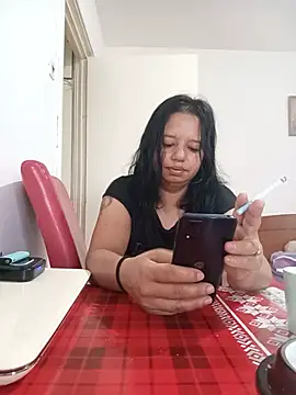 Snapshot of roxana_e43 chatting on July 4, 2026, 5:25 am roxana e43 online show from July 4, 2026, 5:25 am