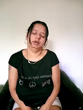 Snapshot of roxana_e43 chatting on May 17, 2026, 4:56 am roxana e43 online show from May 17, 2026, 4:56 am