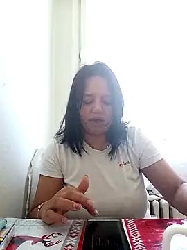 Snapshot of roxana_e43 chatting on April 26, 2026, 8:11 am roxana e43 online show from April 26, 2026, 8:11 am