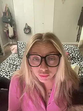 Snapshot of imkhloe chatting on June 15, 2026, 7:46 pm imkhloe online show from June 15, 2026, 7:46 pm