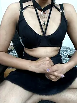Glow Queen online show from April 22, 2026, 7:53 pm