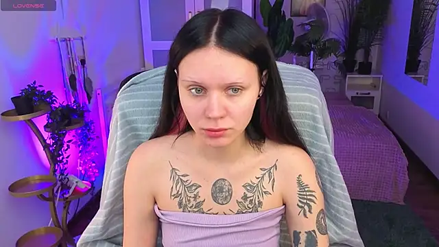 kittenlolla online show from April 18, 2026, 5:43 am