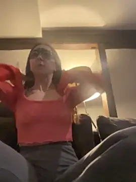 SwissLeonie online show from March 9, 2026, 6:33 pm