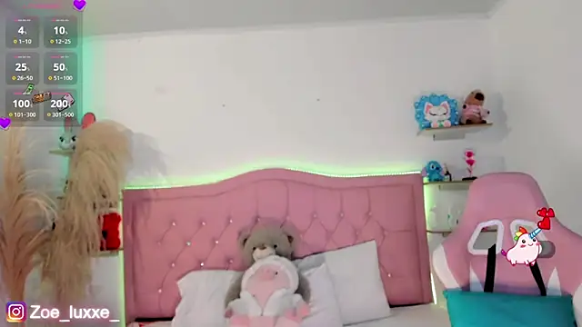 Snapshot of Zoe_Luxxe_ chatting on April 18, 2026, 9:04 pm Zoe Luxxe online show from April 18, 2026, 9:04 pm