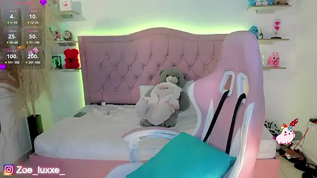 Zoe Luxxe  online show from April 15, 2026, 9:15 pm