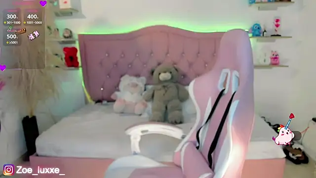 Zoe Luxxe  online show from March 15, 2026, 9:11 pm