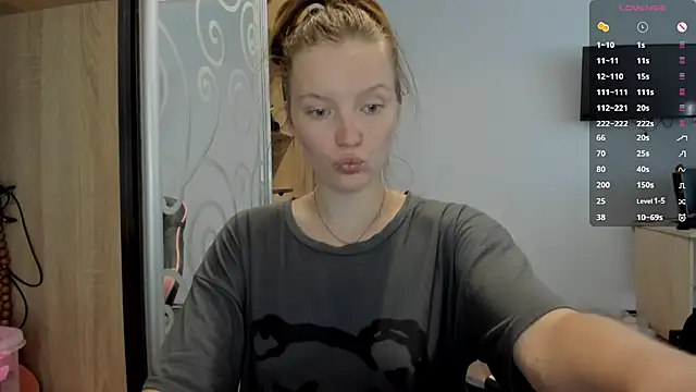 Snapshot of Mary_Blu chatting on September 21, 2025, 8:52 am Mary Blu online show from September 21, 2025, 8:52 am