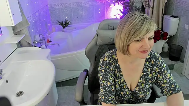 BettyGibsonn online show from May 3, 2026, 1:33 am