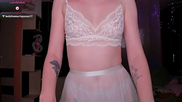 Luna Reid online show from May 24, 2026, 4:23 am