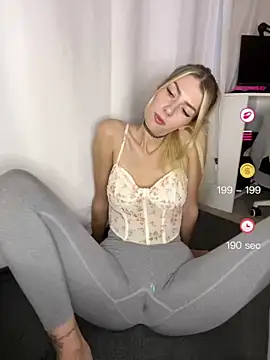 SoniaXOXO online show from May 5, 2026, 4:43 pm