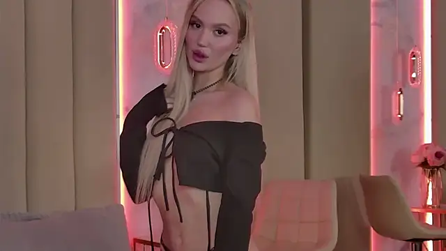 JuliaHotty  online show from April 22, 2026, 5:42 pm