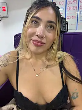 ManuelaVeeleez online show from June 2, 2026, 5:40 am