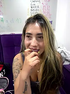 ManuelaVeeleez online show from May 9, 2026, 2:48 am