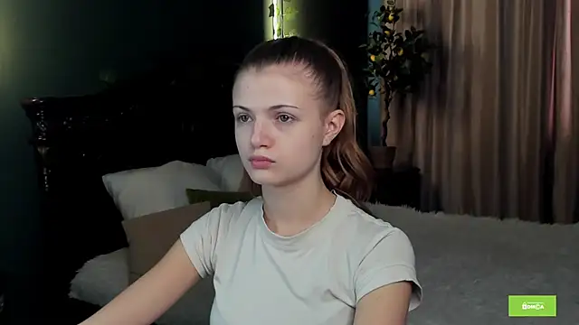 Snapshot of Enji_Rey chatting on June 18, 2026, 8:57 am Enji Rey online show from June 18, 2026, 8:57 am